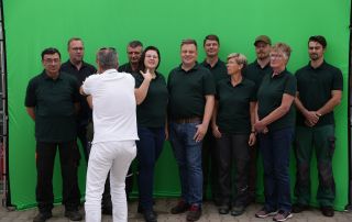 Hinter den Kulissen – Fotoshooting Mitarbeitende werden für ein Fotoshooting mit dem Webseitenveredler platziert