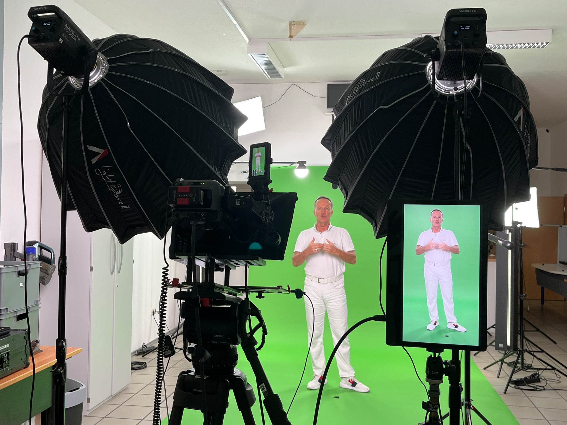 Hinter den Kulissen – professionelle Videoaufnahmen mit Greenscreen Kamera, Licht & Greenscreen bei einer Aufnahme des Webseitenveredlers