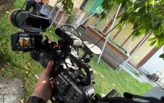 Hinter den Kulissen – Videotechnik Nahaufnahme einer Videokamera