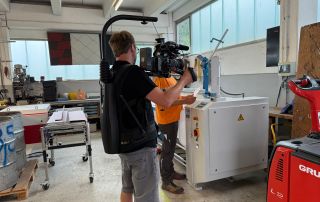 Hinter den Kulissen – professioneller Videodreh bei der Arbeit Videodreh in der Werkstatt eines Betriebes.