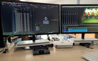 Hinter den Kulissen – Videoproduktion mit dem Webseitenveredler Ablichtung der Nutzung von professioneller Software für die Filmproduktion.